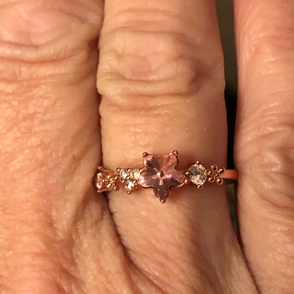 Rose gold ring w/light pink stone
